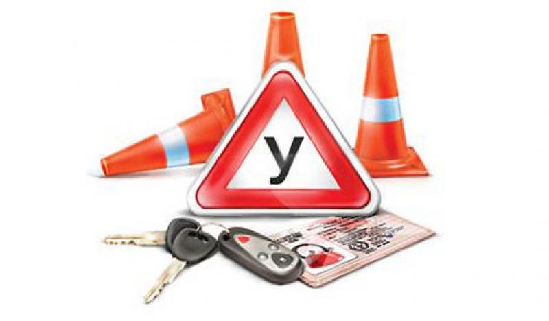 Необходимые атрибуты автошкол: ключи, учебный знак, водительское удостоверение