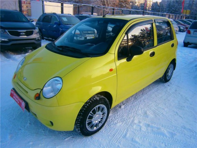 Daewoo Matiz желтого цвета на снегу
